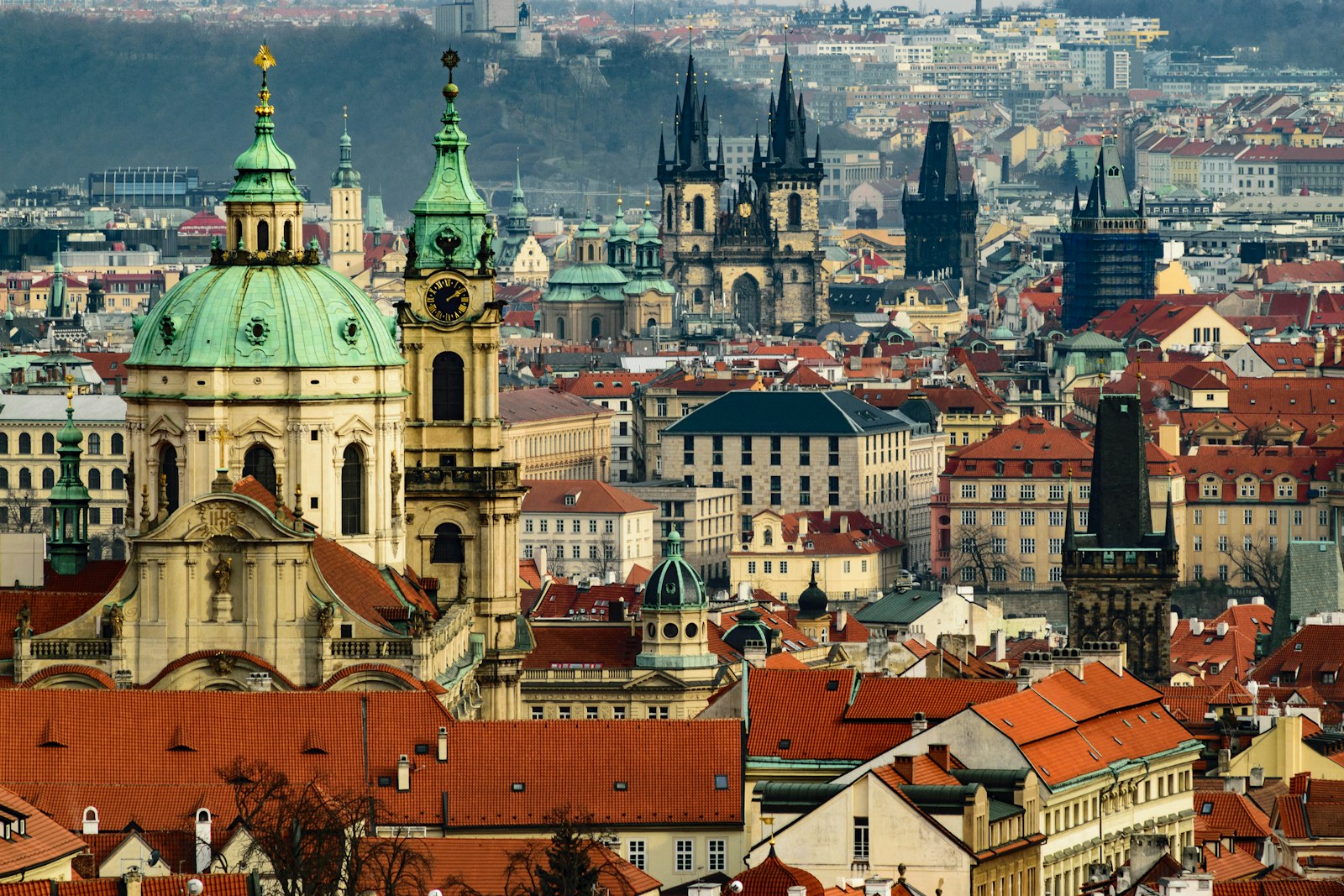 Pražské střechy při západu slunce